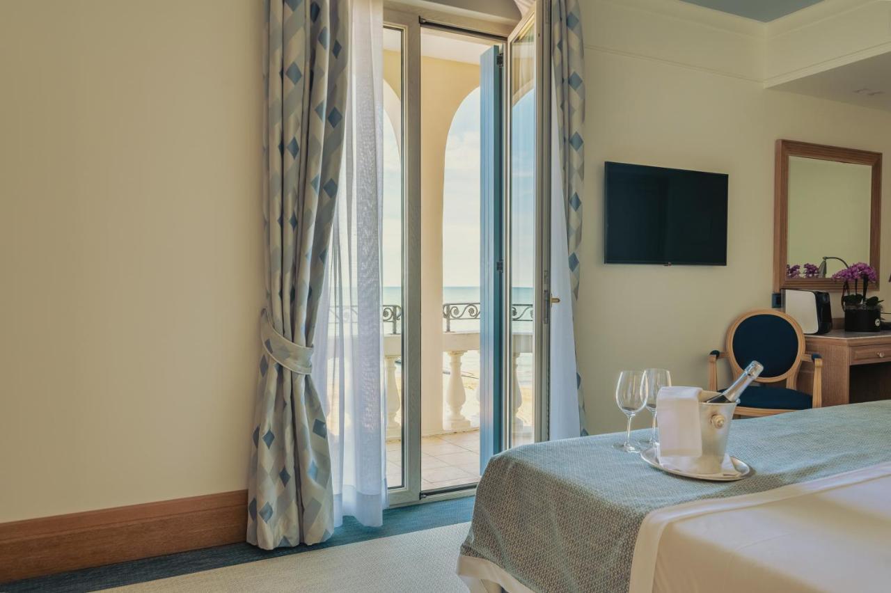 Casa Bianca Al Mare Hotel ลิโดดิเยโซโล ภายนอก รูปภาพ