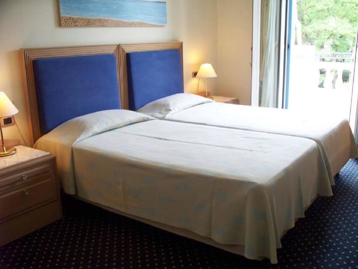 Casa Bianca Al Mare Hotel ลิโดดิเยโซโล ภายนอก รูปภาพ